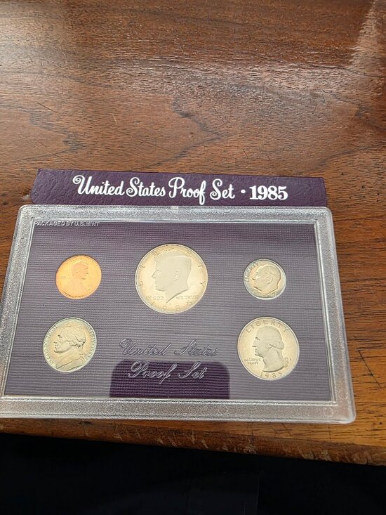 US MINT Other - 1985 S UNITED STATES PROOF SET OF COINS COMES IN A BOX